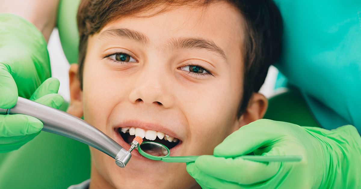 Pulizia denti bambini dal dentista: quando e perché è fondamentale