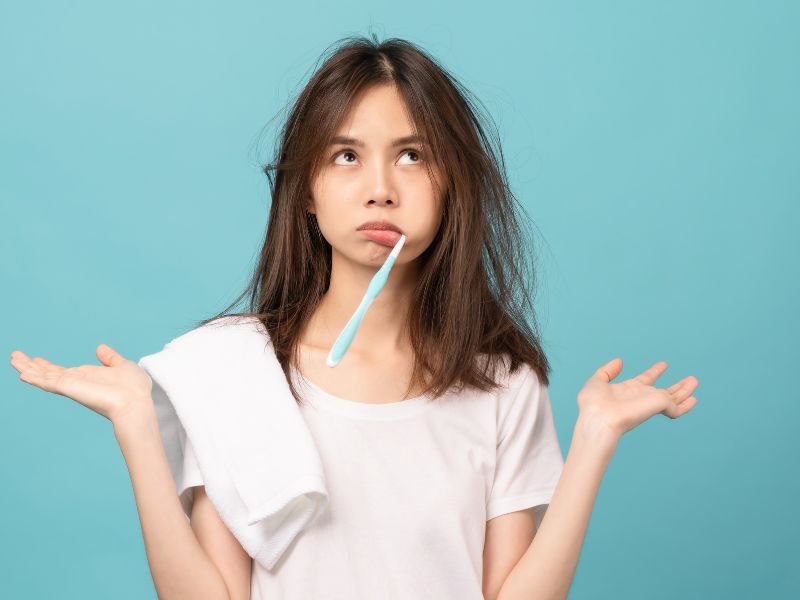 bambina con lo spazzolino per lavre i denti, prevenzione dentale